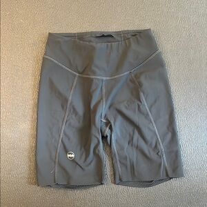 Janji 7” Shorts in Women’s XS - 2x side pockets and 1x internal back pocket